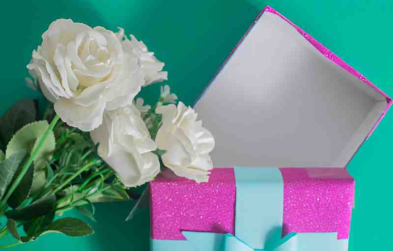 Elegant white roses with a open gift box
