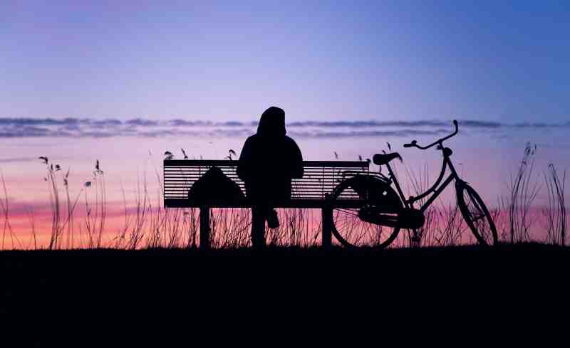 girl-seeing-sunset-view